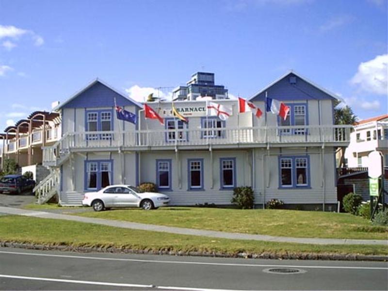 Barnacles Seaside Inn Парапарауму Экстерьер фото